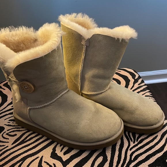 Classic Bailey Button Uggs - Picture 9 of 10